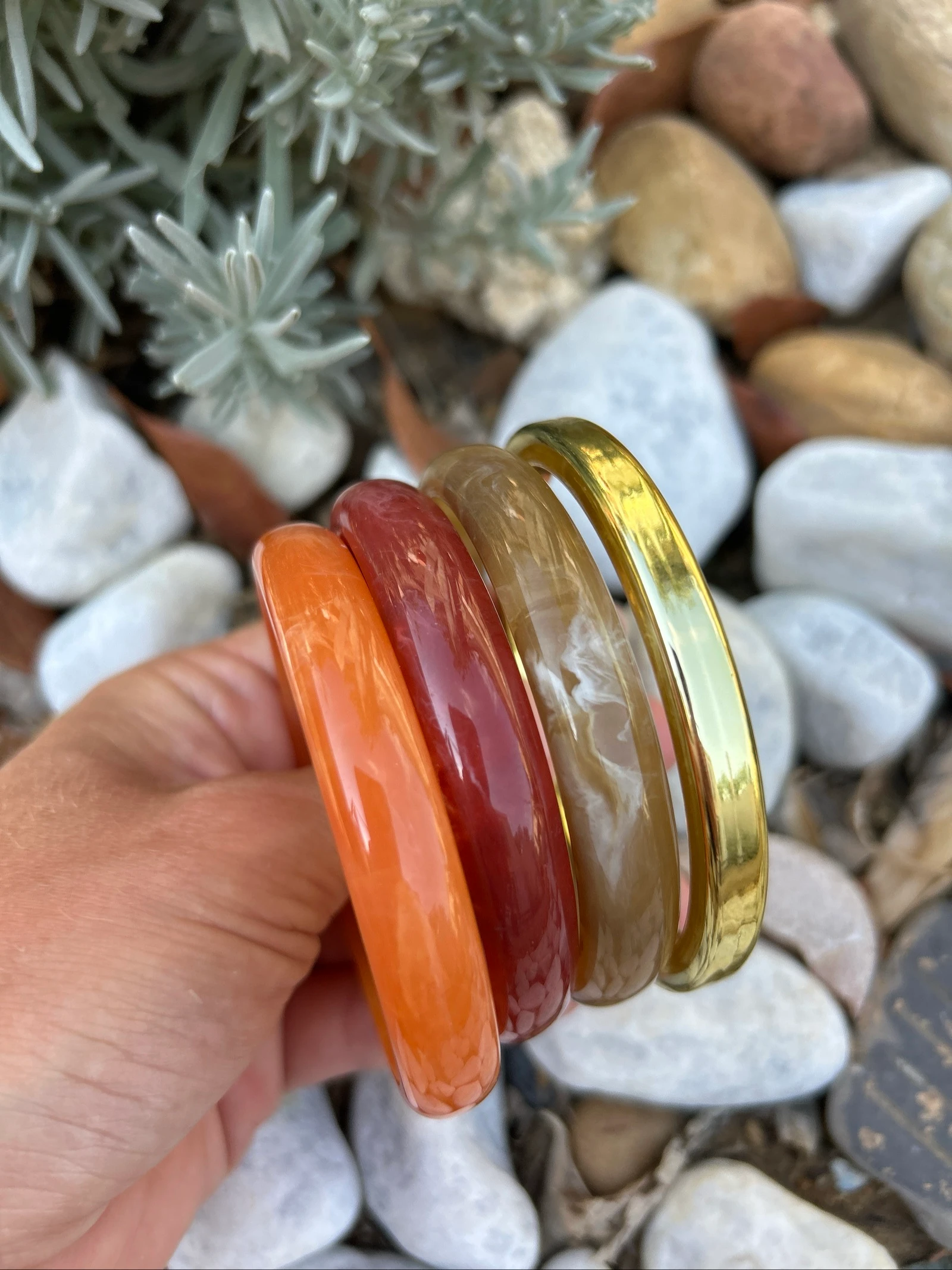 Lot van 4 resinen armbanden jade rood, goud, oranje en kaki – photo 2